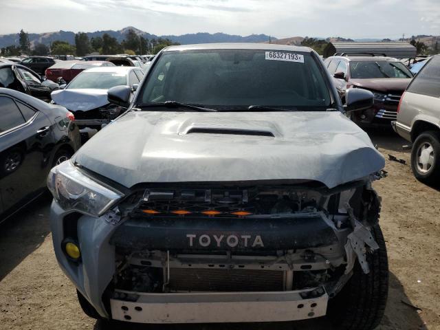 JTEBU5JR5H5425389 - 2017 TOYOTA 4RUNNER SR5/SR5 PREMIUM 灰色 照片 5