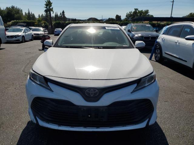 4T1B11HKXJU584978 - 2018 TOYOTA CAMRY L WHITE photo 5