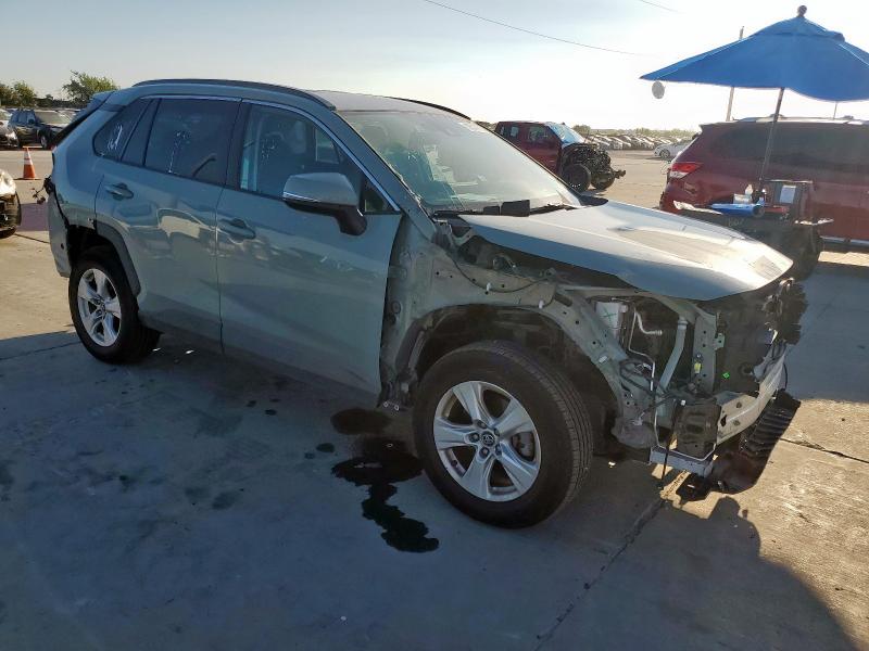 2T3P1RFV3LW136092 - 2020 TOYOTA RAV4 XLE GRAY photo 4