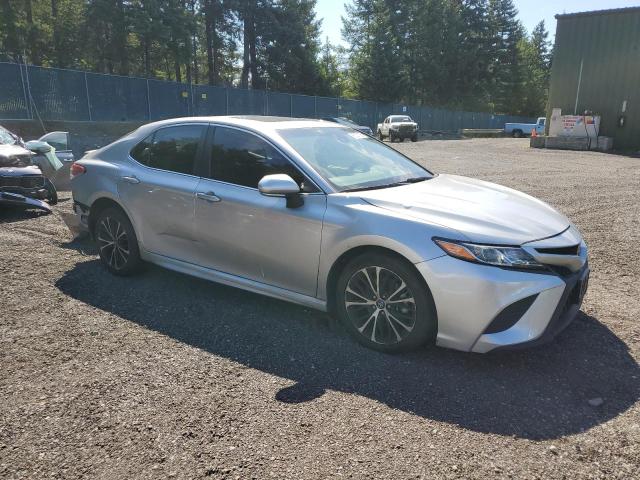 4T1B11HK7JU002111 - 2018 TOYOTA CAMRY L SILVER photo 4