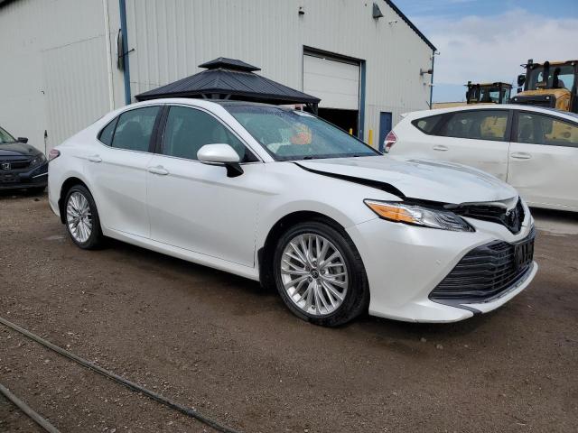 4T1B11HK5JU027203 - 2018 TOYOTA CAMRY L WHITE photo 4