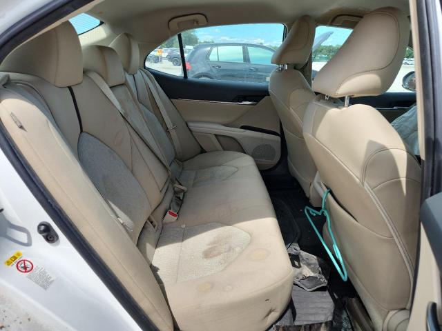 4T1B11HK0JU048928 - 2018 TOYOTA CAMRY L WHITE photo 10