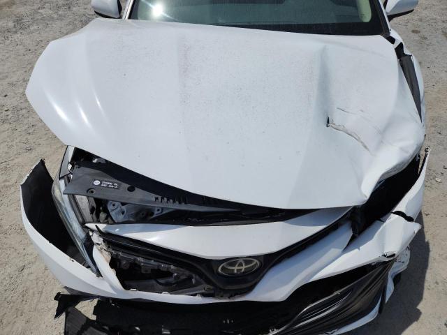 4T1B11HK0JU048928 - 2018 TOYOTA CAMRY L WHITE photo 11