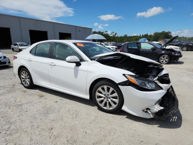 4T1B11HK0JU048928 - 2018 TOYOTA CAMRY L WHITE photo 4