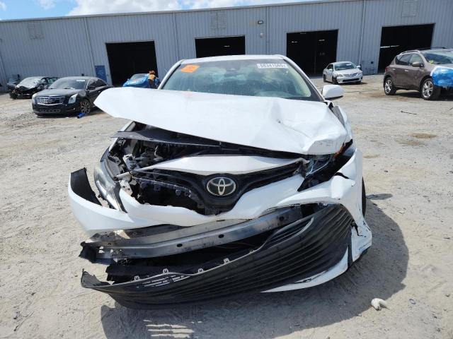 4T1B11HK0JU048928 - 2018 TOYOTA CAMRY L WHITE photo 5