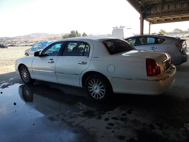 1LNHM81W53Y608266 - 2003 LINCOLN TOWN CAR EXECUTIVE Weiß Foto 2