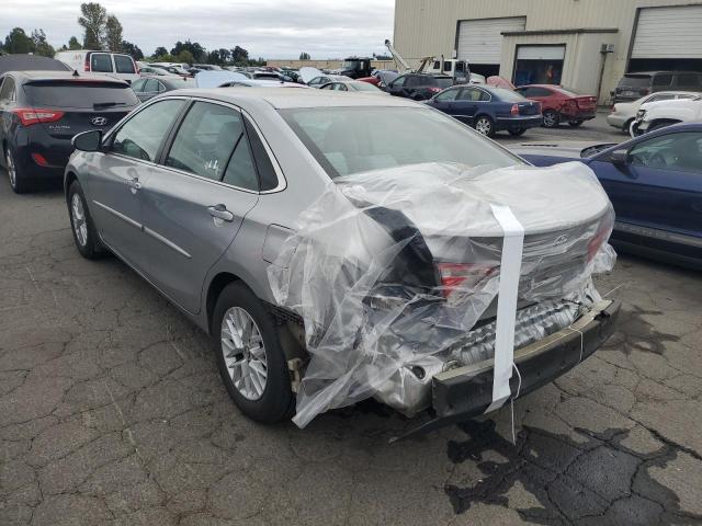 4T1BF1FK8HU623985 - 2017 TOYOTA CAMRY LE ვერცხლისფერი ფოტო 2