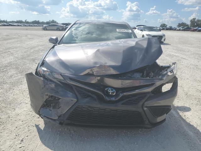 4T1G11AK0PU102558 - 2023 TOYOTA CAMRY SE NIGHT SHADE GRAY photo 5