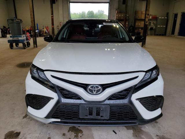 4T1K61BK5MU043030 - 2021 TOYOTA CAMRY XSE WHITE photo 5
