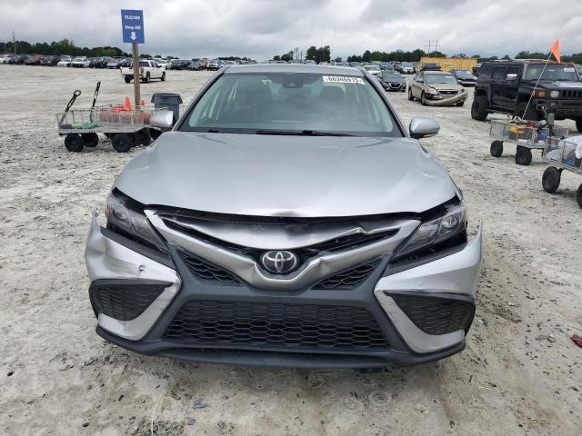 4T1G11AK7PU775671 - 2023 TOYOTA CAMRY SE NIGHT SHADE SILVER photo 5