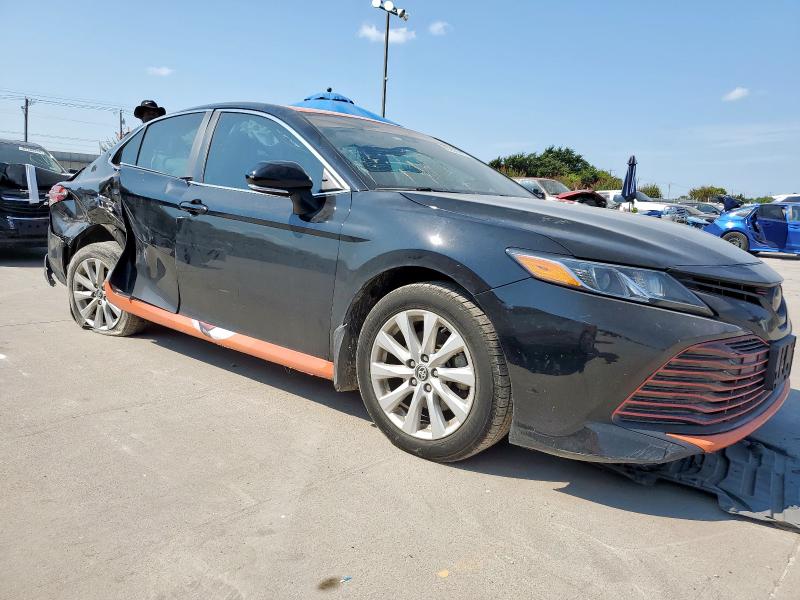 4T1L11AK2LU998063 - 2020 TOYOTA CAMRY LE Czarny zdjęcie 4