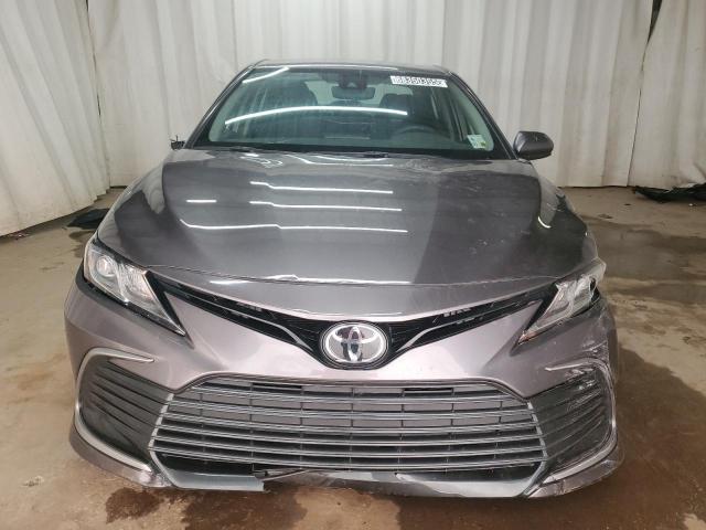 4T1C11AK9PU775380 - 2023 TOYOTA CAMRY LE 灰色 照片 5