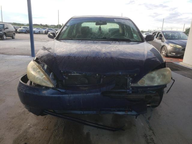 4T1BF32K95U097704 - 2005 TOYOTA CAMRY LE BLUE photo 5