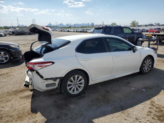 4T1B11HKXJU597231 - 2018 TOYOTA CAMRY L WHITE photo 3