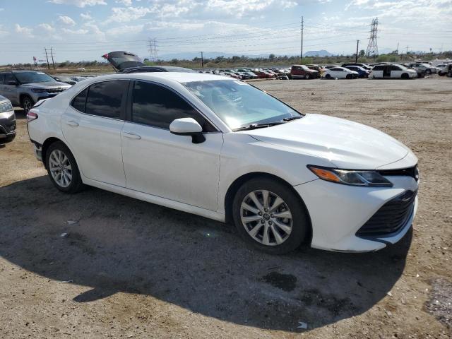 4T1B11HKXJU597231 - 2018 TOYOTA CAMRY L WHITE photo 4