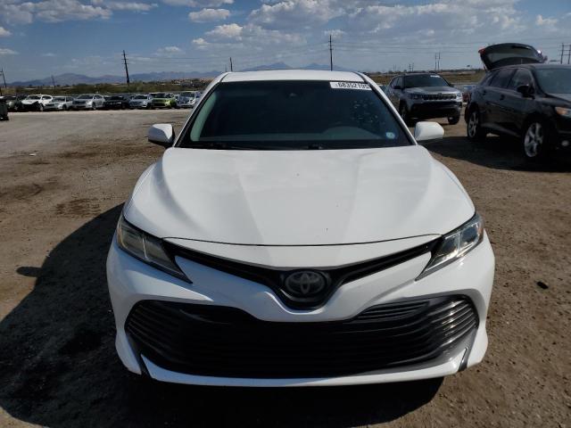4T1B11HKXJU597231 - 2018 TOYOTA CAMRY L WHITE photo 5