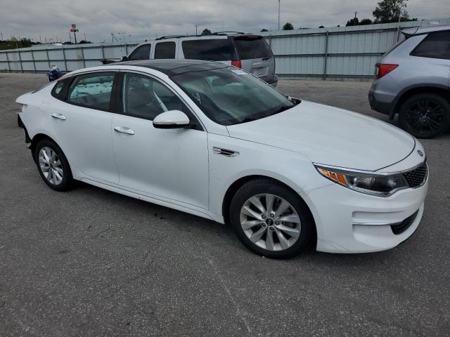 5XXGU4L35JG198848 - 2018 KIA OPTIMA EX WHITE photo 4