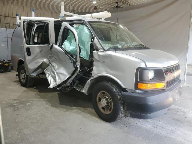 1GCWGAFF8H1300043 - 2017 CHEVROLET EXPRESS G2 SILVER photo 4