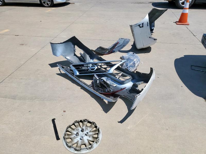 3N1CN7AP7JK400847 - 2018 NISSAN VERSA S 白色 照片 12