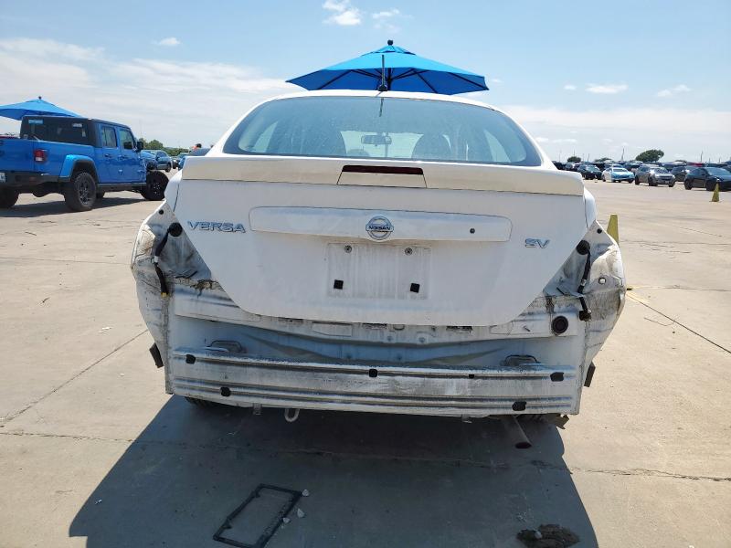 3N1CN7AP7JK400847 - 2018 NISSAN VERSA S 白色 照片 6