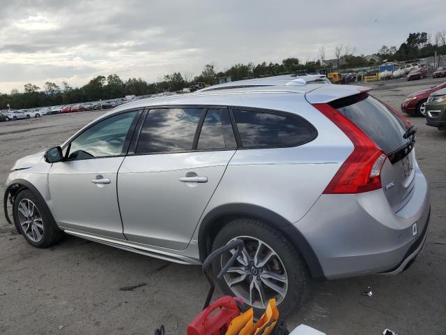 YV440MWK8J2056112 - 2018 VOLVO V60 CROSS PREMIER SILVER photo 2