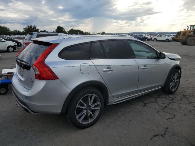 YV440MWK8J2056112 - 2018 VOLVO V60 CROSS PREMIER SILVER photo 3