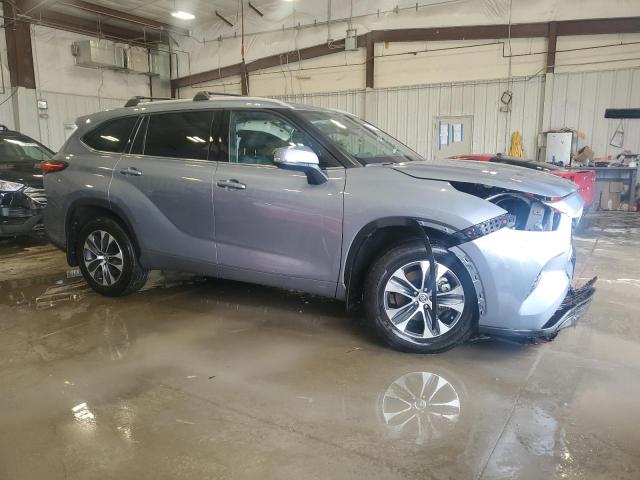 5TDGZRBH8NS181686 - 2022 TOYOTA HIGHLANDER XLE Արծաթագույն լուսանկար 4