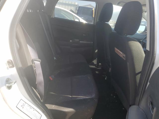 JA4AP3AU9JZ015686 - 2018 MITSUBISHI OUTLANDER ES WHITE photo 11