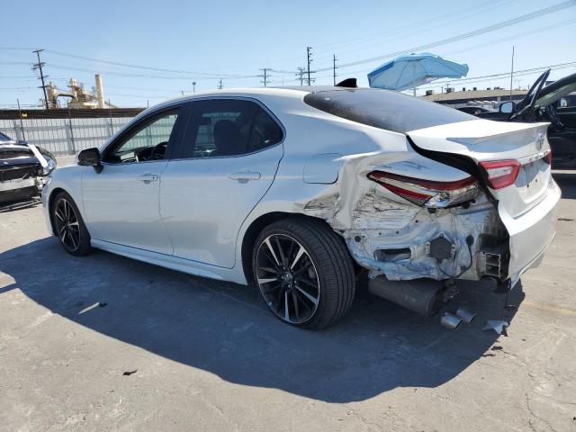 4T1B61HK3JU118357 - 2018 TOYOTA CAMRY XSE Weiß Foto 2