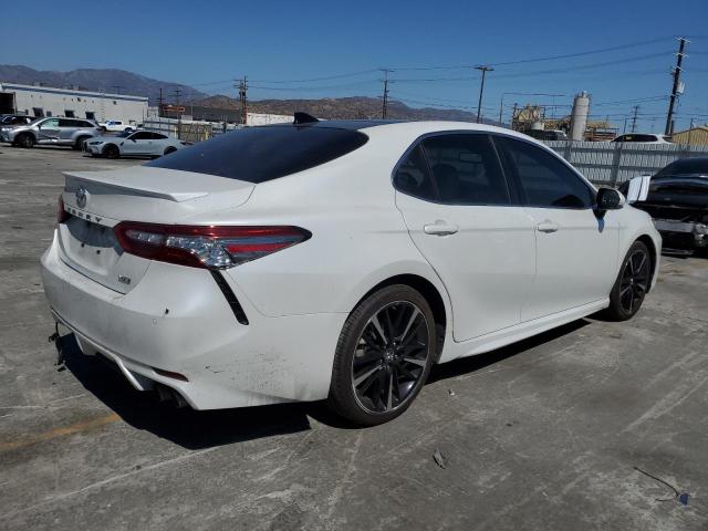 4T1B61HK3JU118357 - 2018 TOYOTA CAMRY XSE Weiß Foto 3