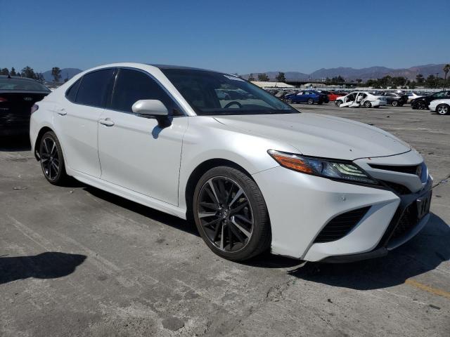 4T1B61HK3JU118357 - 2018 TOYOTA CAMRY XSE Weiß Foto 4