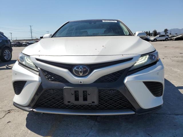 4T1B61HK3JU118357 - 2018 TOYOTA CAMRY XSE Weiß Foto 5