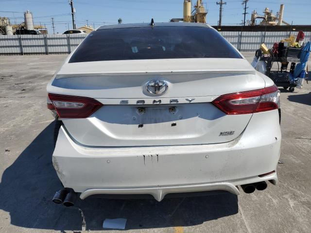 4T1B61HK3JU118357 - 2018 TOYOTA CAMRY XSE Weiß Foto 6
