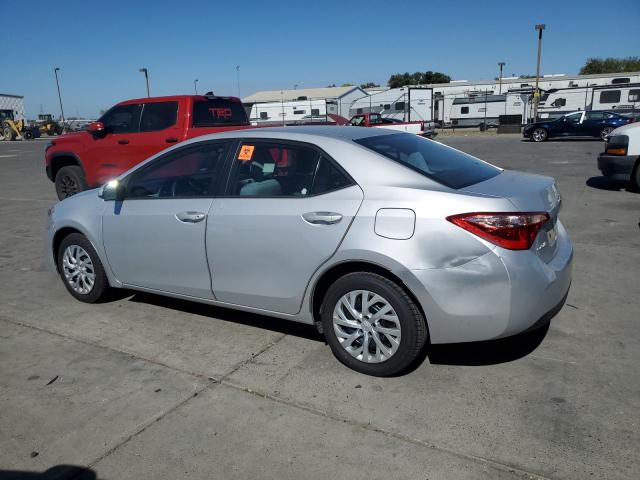 2T1BURHE3JC027668 - 2018 TOYOTA COROLLA L Silber Foto 2