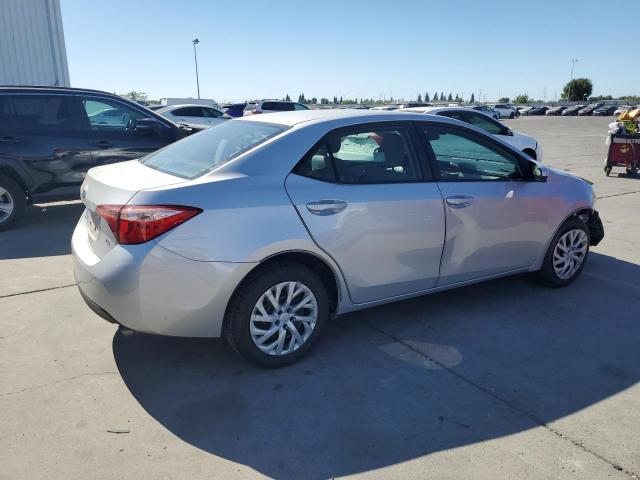 2T1BURHE3JC027668 - 2018 TOYOTA COROLLA L Silber Foto 3