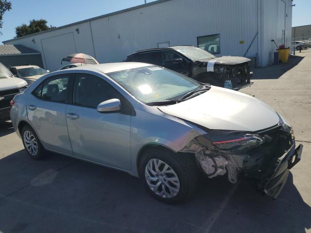 2T1BURHE3JC027668 - 2018 TOYOTA COROLLA L Silber Foto 4