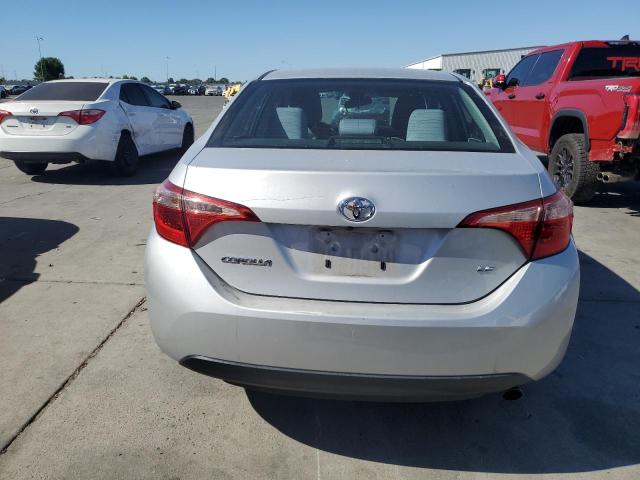 2T1BURHE3JC027668 - 2018 TOYOTA COROLLA L Silber Foto 6