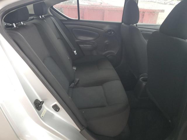 3N1CN7AP6JL813563 - 2018 NISSAN VERSA S فضي صورة 10