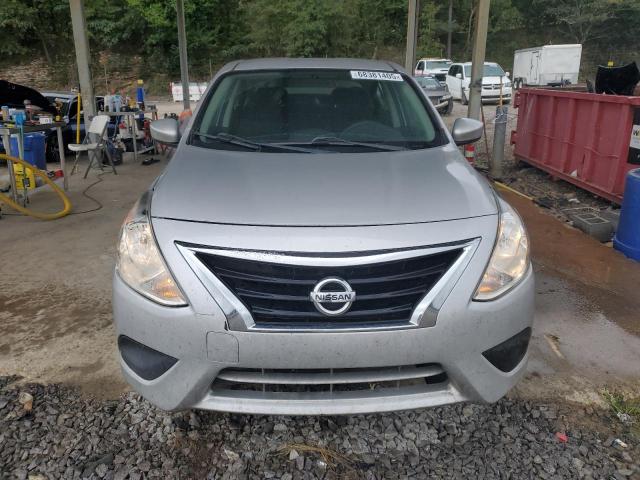 3N1CN7AP6JL813563 - 2018 NISSAN VERSA S فضي صورة 5