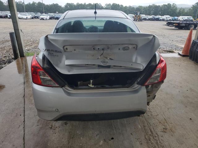 3N1CN7AP6JL813563 - 2018 NISSAN VERSA S فضي صورة 6