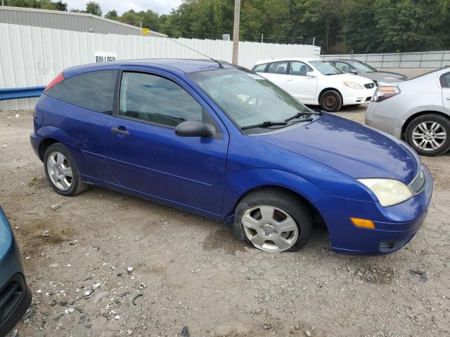 3FAHP31N85R142359 - 2005 FORD FOCUS ZX3 BLUE photo 4