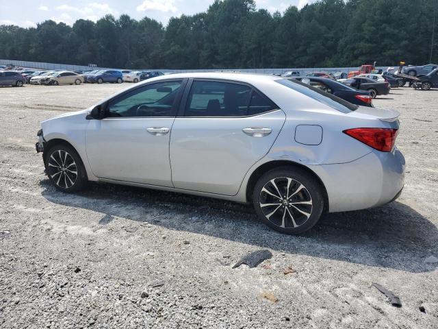 5YFBURHE9JP796689 - 2018 TOYOTA COROLLA L SILVER photo 2