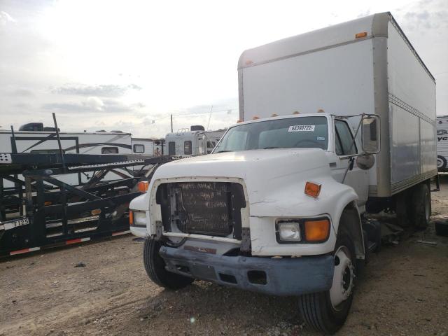 1FDNF80C9VVA44050 - 1997 FORD F800 WHITE photo 2