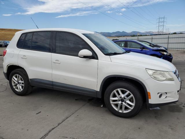 WVGBV7AX4BW550179 - 2011 VOLKSWAGEN TIGUAN S WHITE photo 4