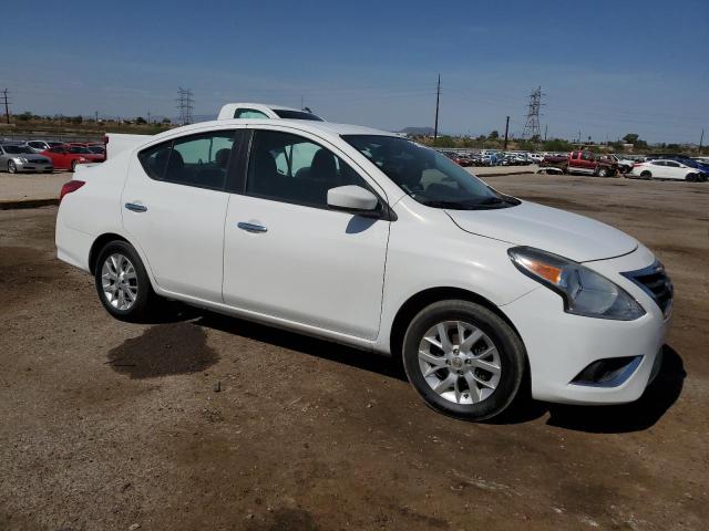 3N1CN7AP8JL808378 - 2018 NISSAN VERSA S Weiß Foto 4