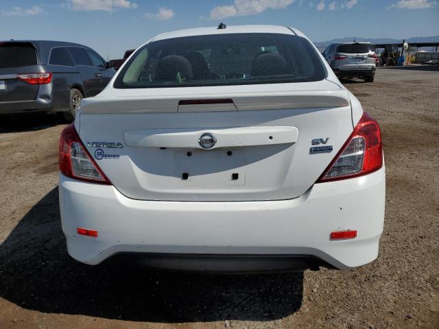 3N1CN7AP8JL808378 - 2018 NISSAN VERSA S Weiß Foto 6