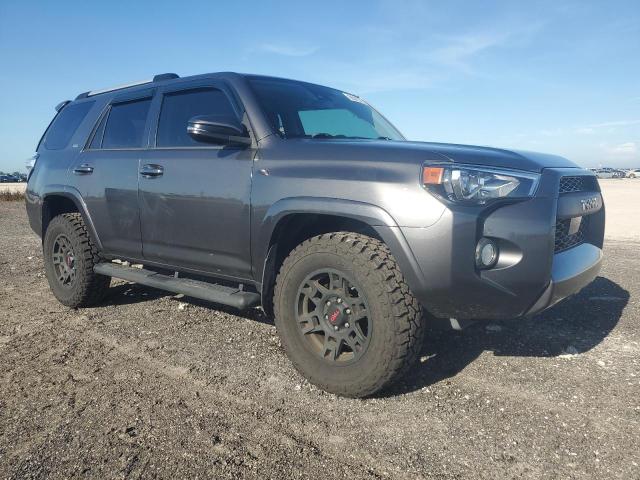 JTEBU5JR0L5803286 - 2020 TOYOTA 4RUNNER SR5/SR5 PREMIUM GRAY photo 4