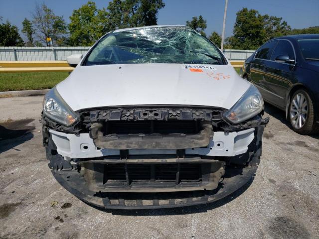 1FADP3F22JL315265 - 2018 FORD FOCUS SE WHITE photo 5