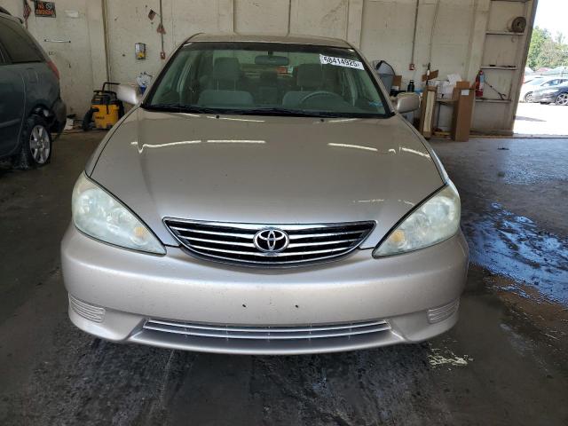 4T1BE32K75U409764 - 2005 TOYOTA CAMRY LE BEIGE photo 5
