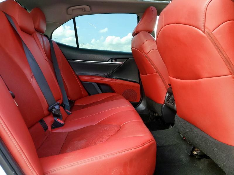 4T1BZ1HK6JU017370 - 2018 TOYOTA CAMRY XSE WHITE photo 10